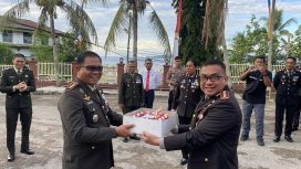 Kejutan Manis dari Danrem 182/JO untuk Polres Fakfak di Hari Bhayangkara ke-79, (Foto: EM/Humas Polres Fakfak).