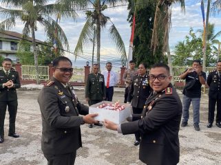Kejutan Manis dari Danrem 182/JO untuk Polres Fakfak di Hari Bhayangkara ke-79, (Foto: EM/Humas Polres Fakfak).