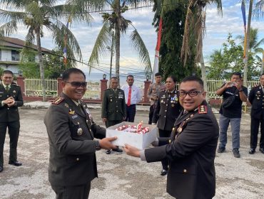 Kejutan Manis dari Danrem 182/JO untuk Polres Fakfak di Hari Bhayangkara ke-79, (Foto: EM/Humas Polres Fakfak).