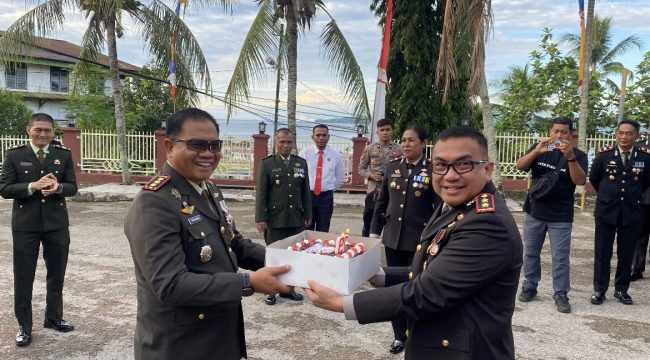 Kejutan Manis dari Danrem 182/JO untuk Polres Fakfak di Hari Bhayangkara ke-79, (Foto: EM/Humas Polres Fakfak).