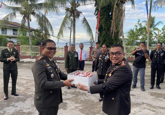 
					Kejutan Manis dari Danrem 182/JO untuk Polres Fakfak di Hari Bhayangkara ke-79, (Foto: EM/Humas Polres Fakfak).