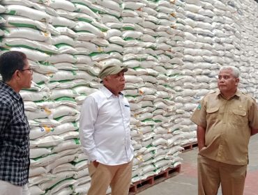 Dinas Pertanian dan Bulog Fakfak Cek Kualitas Beras Bantuan, Penyaluran Siap Jalan, (Foto: EM/AZT).