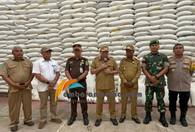 
					Bupati dan Wabup Fakfak Tinjau Gudang Bulog, Stok Beras Aman hingga Beberapa Bulan ke Depan, (Foto: EM/AZT).
