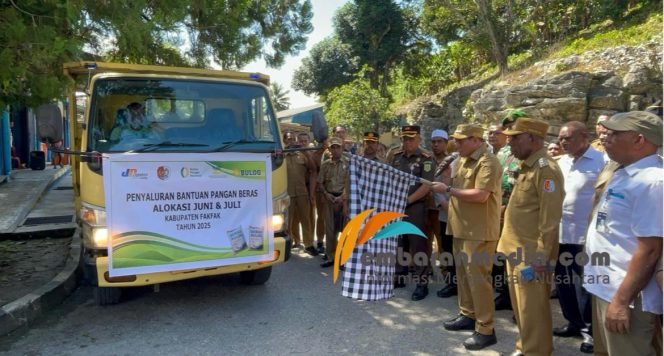
					Resmi Dilaunching Bupati Samaun, Ribuan Warga Fakfak Siap Terima Bantuan Pangan, (Foto: EM/AZT).