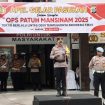 Polres Fakfak menggelar Apel Gelar Pasukan Operasi Patuh Mansinam 2025 yang berlangsung selama 14 hari. Operasi ini menargetkan tujuh pelanggaran lalu lintas dan mengedepankan pendekatan humanis untuk tingkatkan kesadaran berkendara, (Foto: EM/AZT).