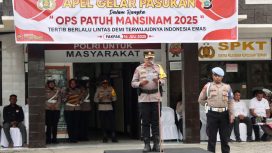 Polres Fakfak menggelar Apel Gelar Pasukan Operasi Patuh Mansinam 2025 yang berlangsung selama 14 hari. Operasi ini menargetkan tujuh pelanggaran lalu lintas dan mengedepankan pendekatan humanis untuk tingkatkan kesadaran berkendara, (Foto: EM/AZT).