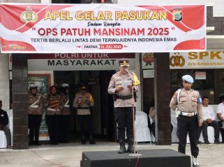 Polres Fakfak menggelar Apel Gelar Pasukan Operasi Patuh Mansinam 2025 yang berlangsung selama 14 hari. Operasi ini menargetkan tujuh pelanggaran lalu lintas dan mengedepankan pendekatan humanis untuk tingkatkan kesadaran berkendara, (Foto: EM/AZT).