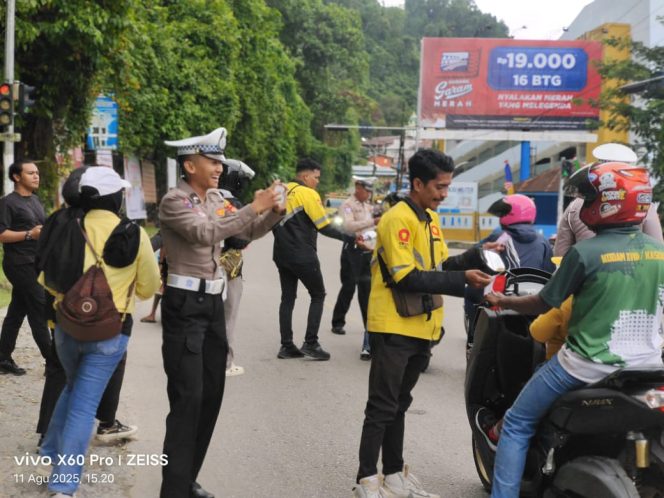 
					Semarak Hari Kemerdekaan ke-80, Komunitas Driver Maxim Fakfak Bagi 300 Bendera Merah Putih