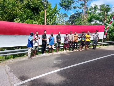 Meriahkan HUT ke-80 RI, Kampung Werba Utara Bentangkan Bendera Merah Putih 35 Meter, (Foto: EM/Ramli Rumbati).