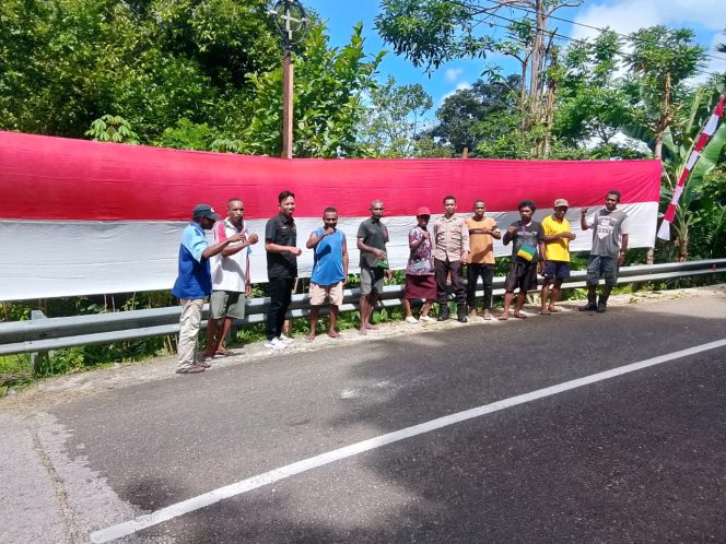 
					Meriahkan HUT ke-80 RI, Kampung Werba Utara Bentangkan Bendera Merah Putih 35 Meter, (Foto: EM/Ramli Rumbati).