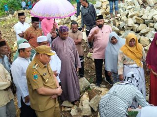 Bupati Fakfak dan Ustad Fadlan Garamatan Letakkan Batu Pertama Masjid Arrahman, (Foto: EM/AZT).