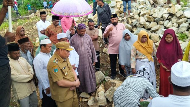 
					Bupati Fakfak dan Ustad Fadlan Garamatan Letakkan Batu Pertama Masjid Arrahman, (Foto: EM/AZT).