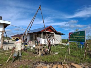 Satgas TMMD Kodim 1803/Fakfak Wujudkan Impian Warga Miliki Sumur Bor, (Foto: EM/AZT).