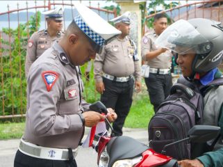 Semarak Jelang 17 Agustus, Polres Fakfak Sebar 300 Bendera Merah Putih ke Masyarakat, (Foto: EM/AZT).