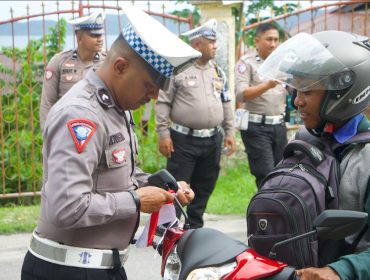Semarak Jelang 17 Agustus, Polres Fakfak Sebar 300 Bendera Merah Putih ke Masyarakat, (Foto: EM/AZT).