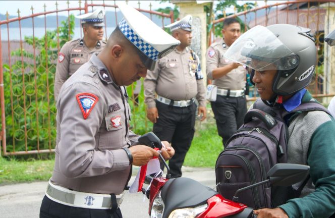 
					Semarak Jelang 17 Agustus, Polres Fakfak Sebar 300 Bendera Merah Putih ke Masyarakat, (Foto: EM/AZT).