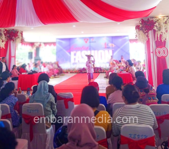 
					KORMI Gelar Fashion Show Papalele, Lansia Ambon Curi Perhatian