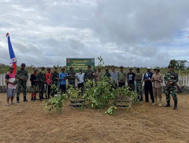 TMMD ke-125 Kodim 1803/Fakfak Tanam 500 Pohon Bersama Warga Tiga Kampung, (Foto: EM/AZT).