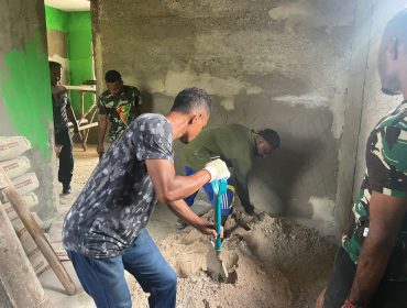 TMMD ke-125 Kodim 1803/Fakfak: Bukti Nyata Sinergi TNI dan Rakyat lewat Perehapan Rumah Warga, (Foto: EM/AZT).