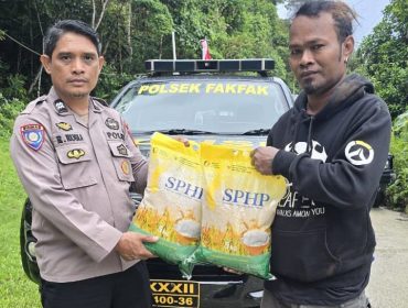 Jelang HUT RI ke-80, Polsek Fakfak Salurkan 250 Kg Beras SPHP ke Warga, (Foto: EM/AZT).