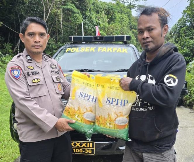 
					Jelang HUT RI ke-80, Polsek Fakfak Salurkan 250 Kg Beras SPHP ke Warga, (Foto: EM/AZT).
