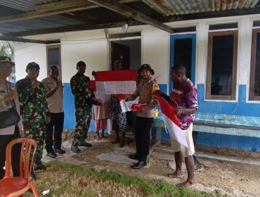 100 Bendera Merah Putih Dibagikan, Kepala Distrik Buruway Kaimana Ajak Warga Kibarkan Semangat Kemerdekaan, (Foto: EM/Mulyadi Letsoin).