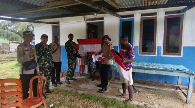 100 Bendera Merah Putih Dibagikan, Kepala Distrik Buruway Kaimana Ajak Warga Kibarkan Semangat Kemerdekaan, (Foto: EM/Mulyadi Letsoin).