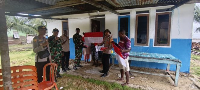 
					100 Bendera Merah Putih Dibagikan, Kepala Distrik Buruway Kaimana Ajak Warga Kibarkan Semangat Kemerdekaan, (Foto: EM/Mulyadi Letsoin).