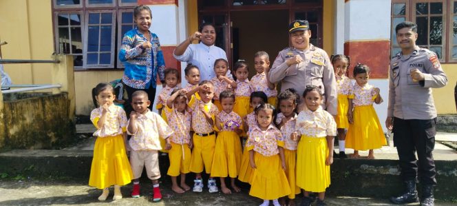 
					Polres Fakfak Sambangi TK di Pedalaman, Tanamkan Cinta NKRI Sejak Dini