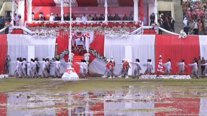 
					Wabup Fakfak Donatus Pimpin Khidmat Upacara Penurunan Bendera HUT ke-80 RI