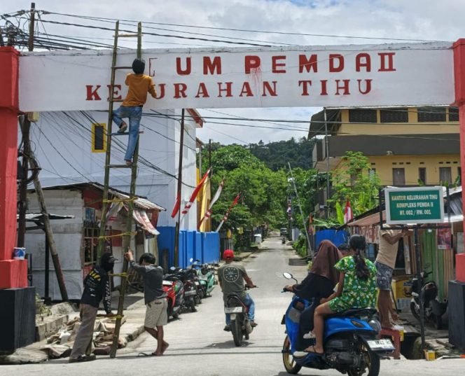 
					Semangat Kemerdekaan, Pemuda RW 01 Tihu Gotong Royong Sambut HUT RI ke-80, (Foto: EM/Adli Maswain).