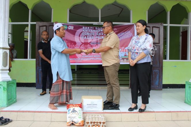 
					Rayakan HUT ke-80, Kejari Fakfak Serahkan KIA dan Sembako untuk Anak-Anak