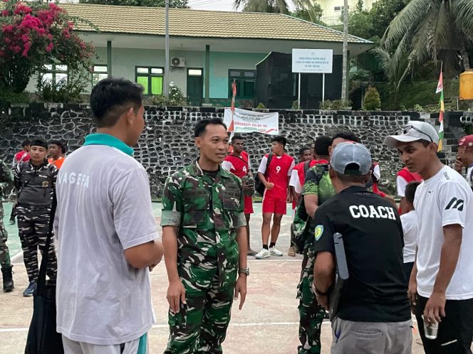 
					Dandim 1803/Fakfak Berikan Selamat Kepada Juara Turnamen Voli Putra dan Putri Tingkat SMA Dalam Rangka HUT TNI Ke-80