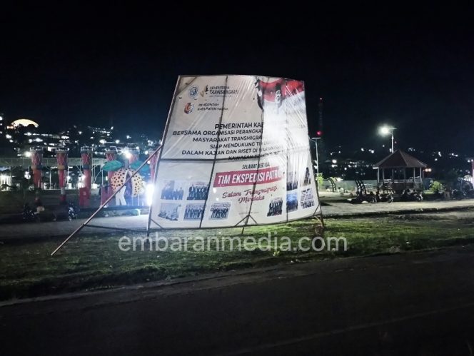 
					Baliho Nyaris Roboh di Depan RTH Ma’ruf Amin Fakfak, Warga Khawatir Bahayakan Pengguna Jalan