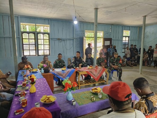 
					Warga Mananmur Antusias Gelar Pemilihan Kepala Kampung, Babinsa dan Satgas Yonif 410 Jaga Ketertiban