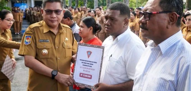 
					Wali Kota Ambon Serahkan Bantuan Dana Stimulan bagi Korban Kebakaran dan Tanah Longsor