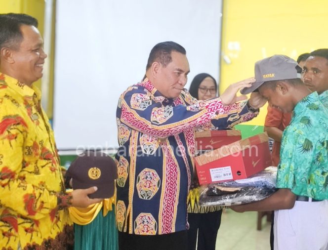 
					Bupati Fakfak Serahkan Seragam Gratis, SPP dan Uang Pembangunan Ditanggung Pemda