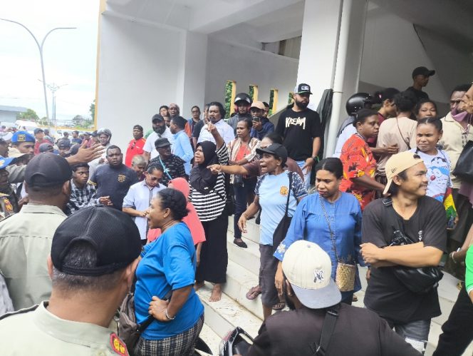 
					Penertiban di Pasar Thumburuni Sempat Ricuh, Petugas Hentikan Sementara