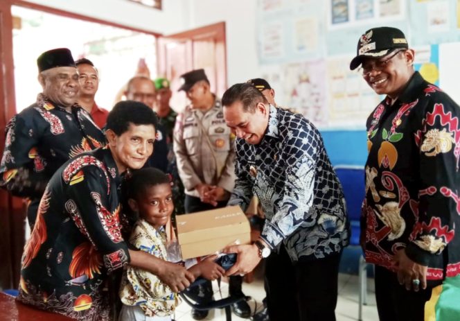 
					Bupati Fakfak Bagikan Seragam Gratis untuk Siswa Baru di SD Inpres 1 Wagom