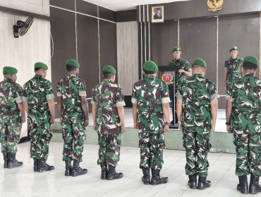 Dandim 1803/Fakfak Pimpin Upacara Korps Raport, 13 Prajurit Resmi Naik Pangkat, (Foto: EM/Alfan Rahakbauw).