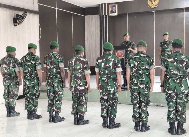 
					Dandim 1803/Fakfak Pimpin Upacara Korps Raport, 13 Prajurit Resmi Naik Pangkat, (Foto: EM/Alfan Rahakbauw).