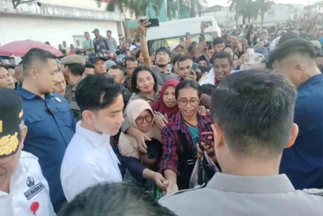 
					Warga Tumpah Ruah di Pasar Mardika, Antusias Sambut Kunjungan Wapres Gibran di Ambon