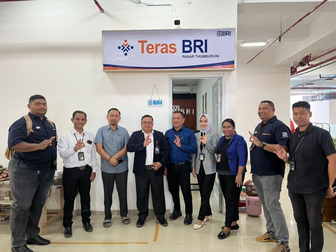 
					BRI Cabang Fakfak resmikan Teras BRI di Pasar Thumburuni, permudah akses layanan keuangan dan dorong transaksi digital bagi pelaku UMKM, (Foto: EM/AZT).