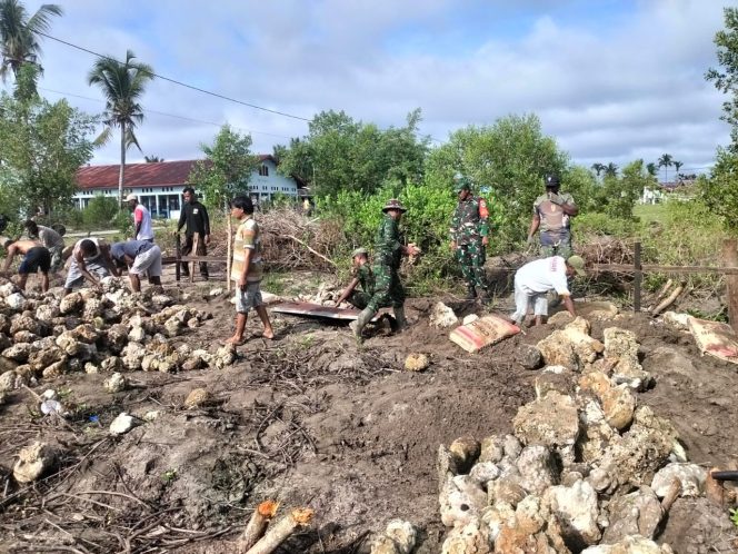 
					Babinsa Karas Gotong Royong Bangun Pondasi Rumah Warga di Malakuli