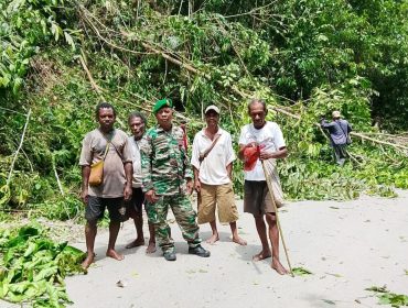 Babinsa di Fakfak Papua Barat Bantu Terangi Kampung Tetar, (Foto: EM/Alfan Rahakbauw).