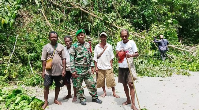 Babinsa di Fakfak Papua Barat Bantu Terangi Kampung Tetar, (Foto: EM/Alfan Rahakbauw).