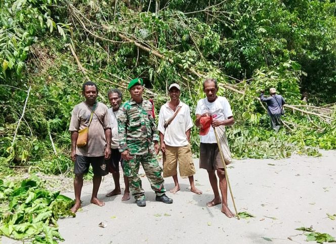 
					Babinsa di Fakfak Papua Barat Bantu Terangi Kampung Tetar, (Foto: EM/Alfan Rahakbauw).