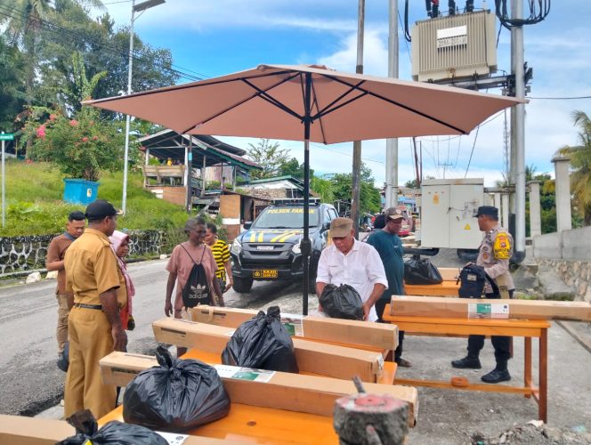 
					Bulog Fakfak Salurkan Sembako dan Fasilitas UMKM Pasca Penertiban Lapak Pedagang