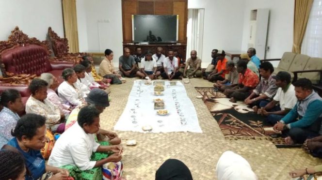 
					Diiringi Doa dan Adat, Wakil Bupati Donatus Nimbitkendik Masuk Rumah Negara 2