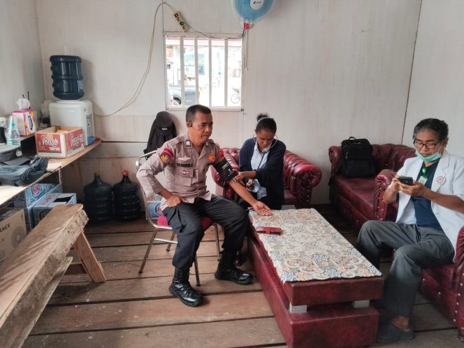 
					Tak Hanya Pengamanan, Polres Fakfak Berikan Layanan Kesehatan Selama Operasi Lilin